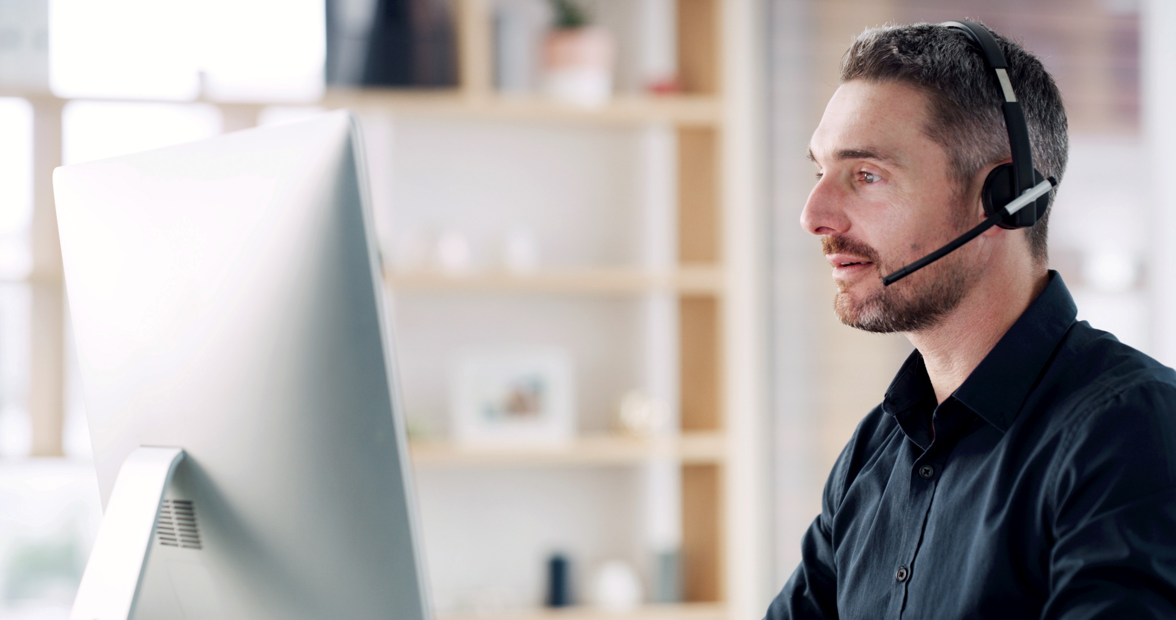 Conseiller PROMAT Sécurité accompagnant un client de l'Espace Pro