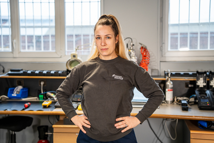 Technicienne PROMAT Sécurité dans l'atelier de vérification